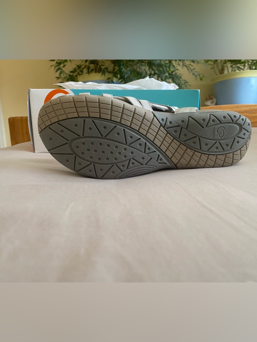 BareTraps Light Grey Strappy Comfort Summer Sandal Size 8 New Never Worn - Picture 4 of 7